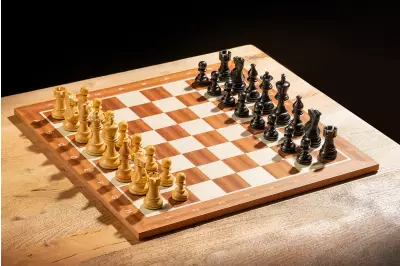 Set di scacchi - Scacchiera in mogano/acero con descrizione (campo da 45 mm) + figure American Classic da 3 pollici